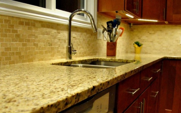 Mặt bàn bếp trông chắc chắn hơn, bền hơn, sang trọng hơn và ấm áp hơn khi sử dụng đá hoa cương vàng.